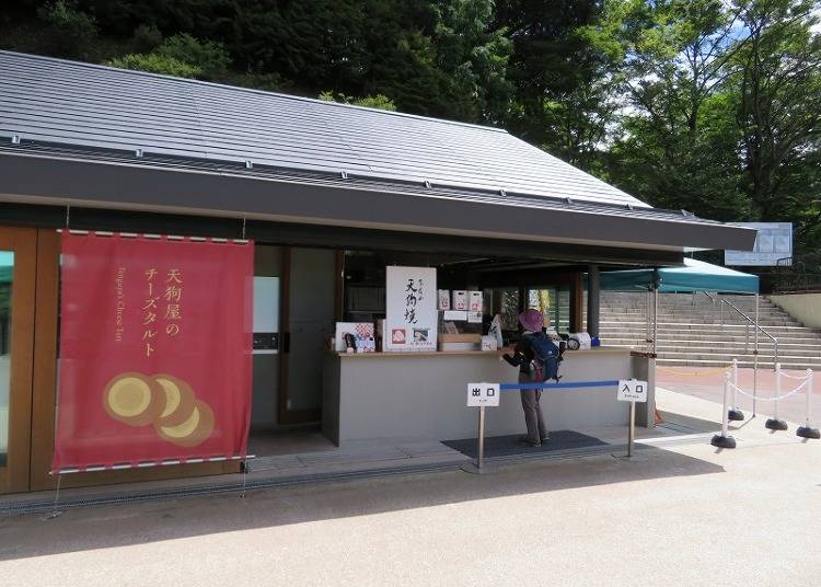 天狗焼きを販売している「高尾山スミカ」は、2018年春にリニューアルオープン。オシャレなカフェや飲食店、お土産屋が利用できます