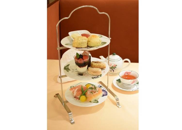 "Afternoon Tea Set with Drink" - 2,376 yen (tax included) *Only available between 2:00 p.m. to 7:00 p.m.