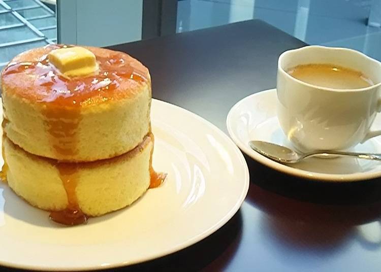 "Castella-Style Double Thick Hotcakes (710 yen, tax included)", "Castella-Style Double Thick Hotcakes Drink Set (choice of coffee or black tea, 1,090 yen, tax included)"