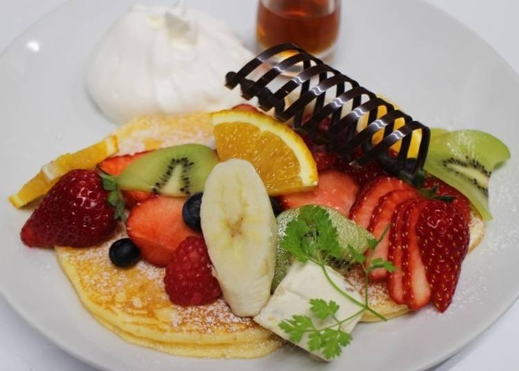 "Original Pancake and Seasonal Fruits" - 1,450 yen (tax included)