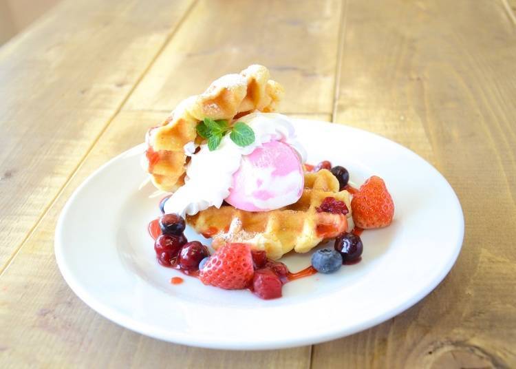 "Strawberry Waffles" - 1,058 yen (tax included)