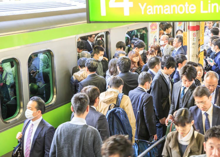 列車到站前請勿推擠,要下車時請出聲提示