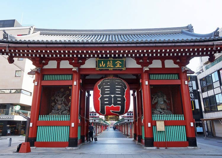 The big red lantern at Kaminarimon Gate makes it the number one photo spot for visitors. It can get really crowded as it approaches afternoon, so for a full shot of this iconic landmark, it’s best to go in the early morning.