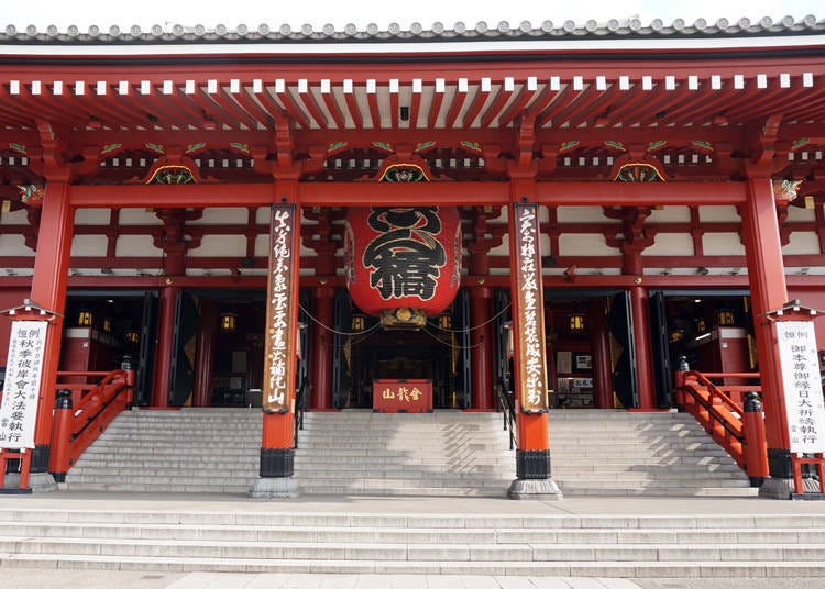 There are many people who come to Sensoji Temple to pray at the temple. In the early morning, you can immediately pay your respects without having to queue up.