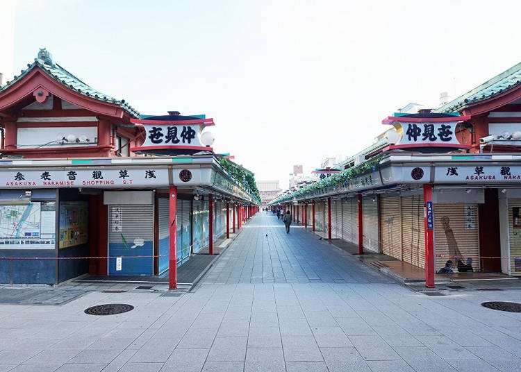 浅草寺の境内まで続く商店街「仲見世通り」もこの通り。お店は開いていませんが、落ち着いた空気の中、浅草寺までまっすぐ歩くことができます