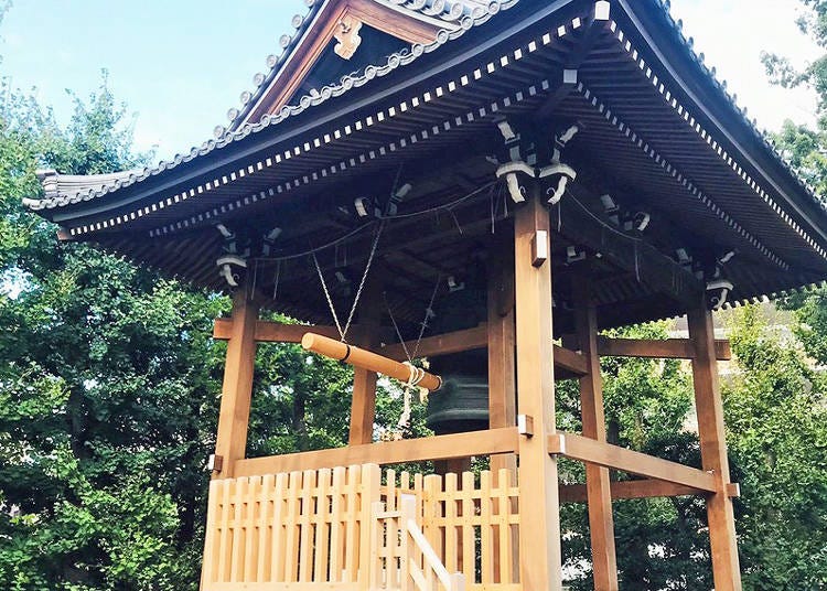 朝6時に訪れると、浅草寺のお坊さんが境内の「時の鐘」を撞く様子を見ることができます