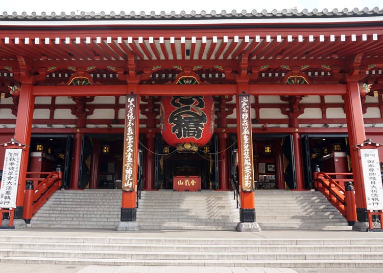 「浅草寺」では、日中にお参りをする人たちが多くいます。早朝なら並ぶことなく、すぐにお参りができます