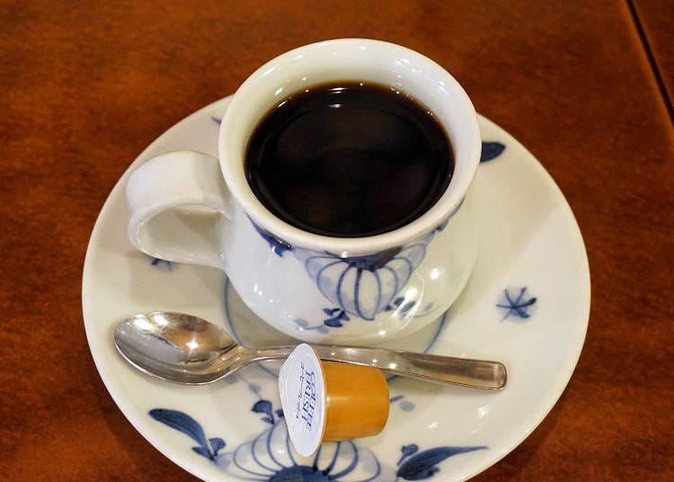 커피는 투모로우 오리지널 스페셜 블렌드. 누구나 맛있게 커피를 즐길 수 있는 마일드한 풍미.
