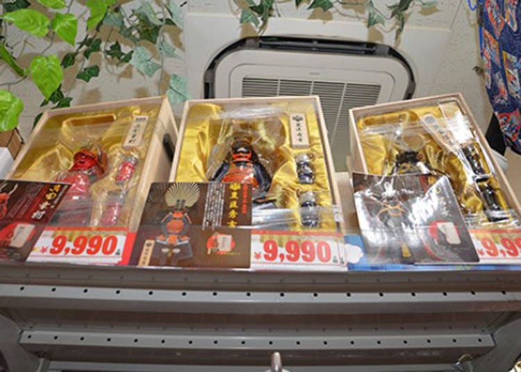 日本の鎧「甲冑」をミニサイズにした「戦国大甲冑人形」（9990円・税別）