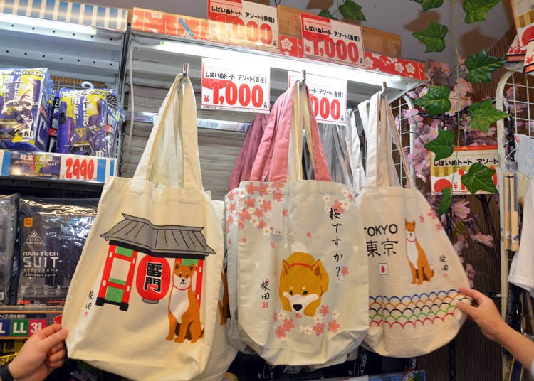 해외에서도 인기인 일본 토종개가 그려진 ‘시바이누 토트'(1000엔, 세금 별도)