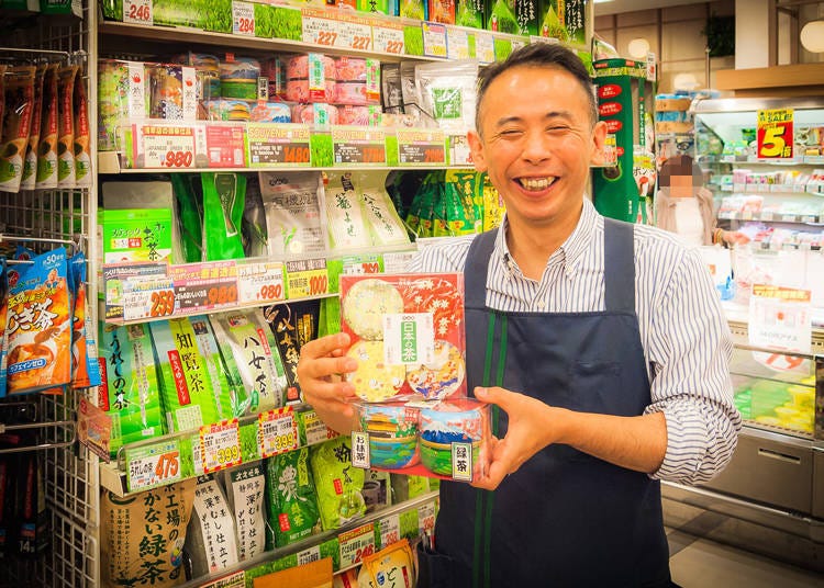 束野店长手上所拿的盒装抹茶．绿茶套组使用了充满日本风情的外观包装，因此也相当热卖