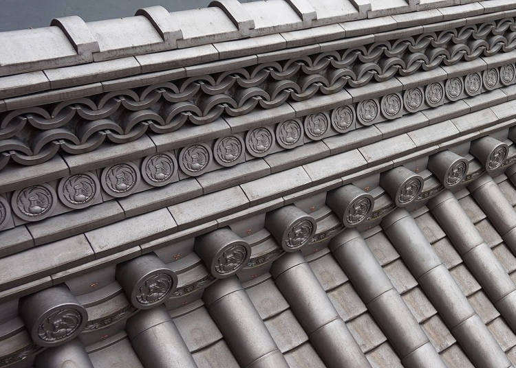 The tiles feature a Houou crest or a crest of a mythical firebird which is the symbol of the Kabukiza.