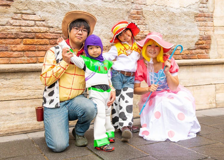 Guests dressed up in costumes © Disney/Pixar