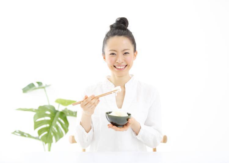 밥 그릇을 들고 젓가락으로 먹어야 한다고?