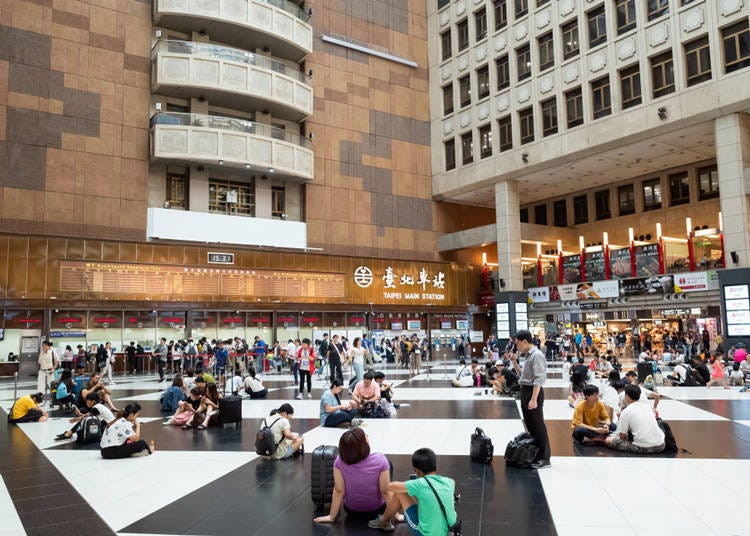 6. The Taipei Station hall is a picnic ground!?