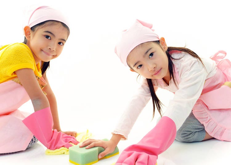 10. Japanese kids clean and serve lunch at school