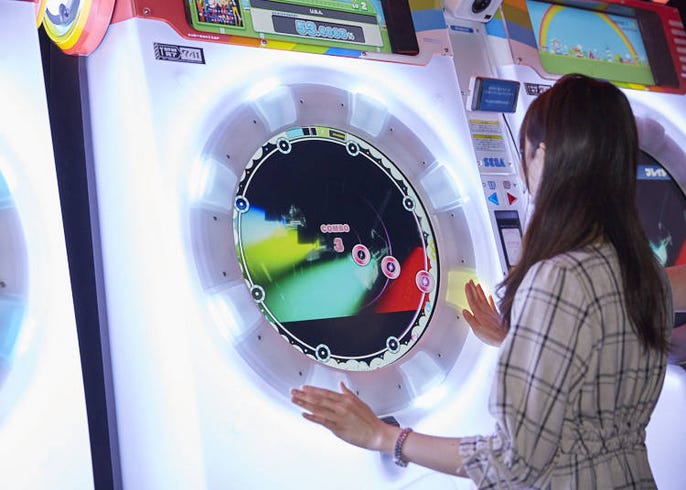 Ufoキャッチャーで上手に取るコツ大公開 中国人女性が秋葉原のsegaで最新アミューズメントを初体験 Live Japan 日本の旅行 観光 体験ガイド