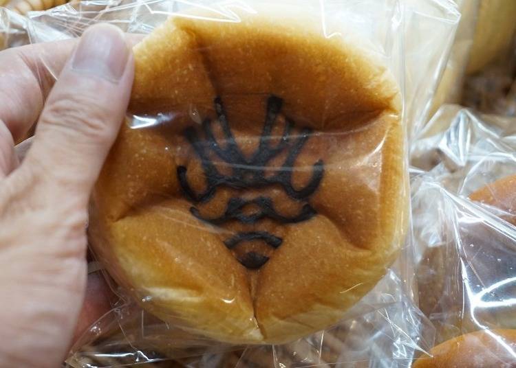 Kumadori koshianpan designed with a kumadori seal sells for 170 yen (with tax)