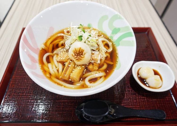 Kumadori Nanban Udon (with mini sweets) for 700 yen (with tax)