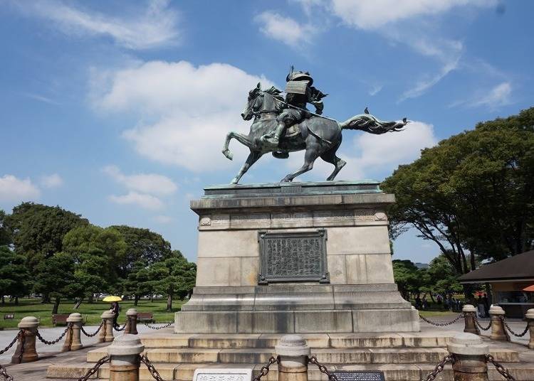 The statue of Kusunoki Masashige, with his undying loyalty for the emperor