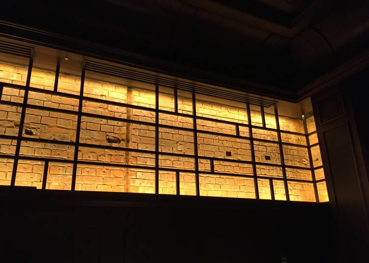 Brickwork in the Oak bar. This is also an important cultural property and was a red brick wall when the building was first built.