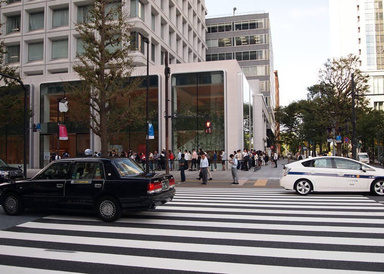 미츠비시 빌딩 옆의 Apple Store