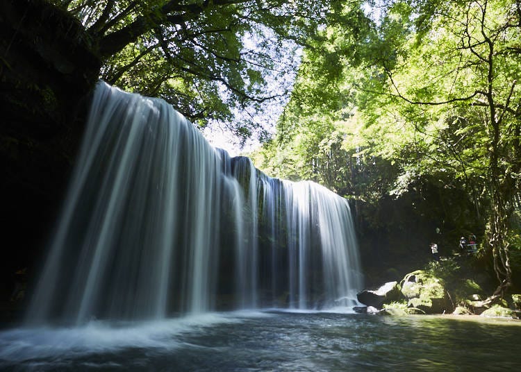 Nabegataki Falls: A Miracle of Nature Created by Volcanoes with Purifying Negative Ions