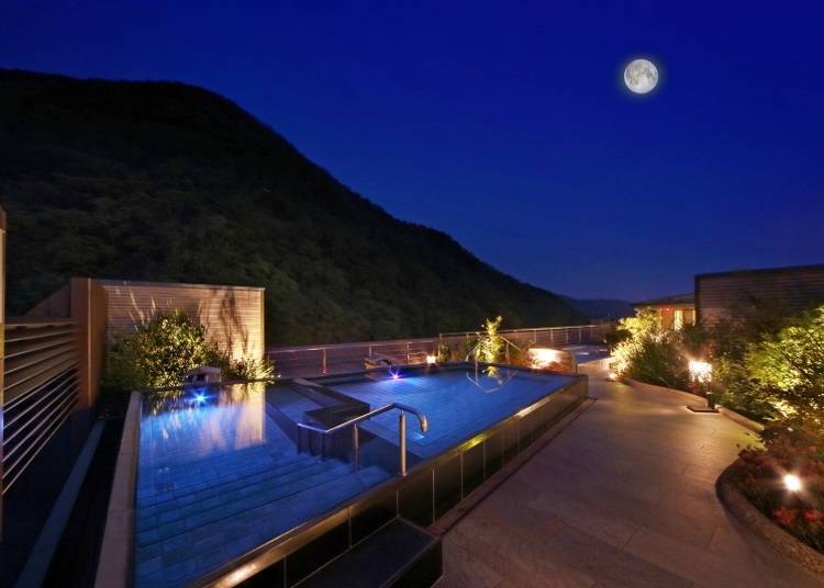 Bạn vừa ngâm Onsen vừa có thể ngắm bầu trời đầy sao và những dãy núi