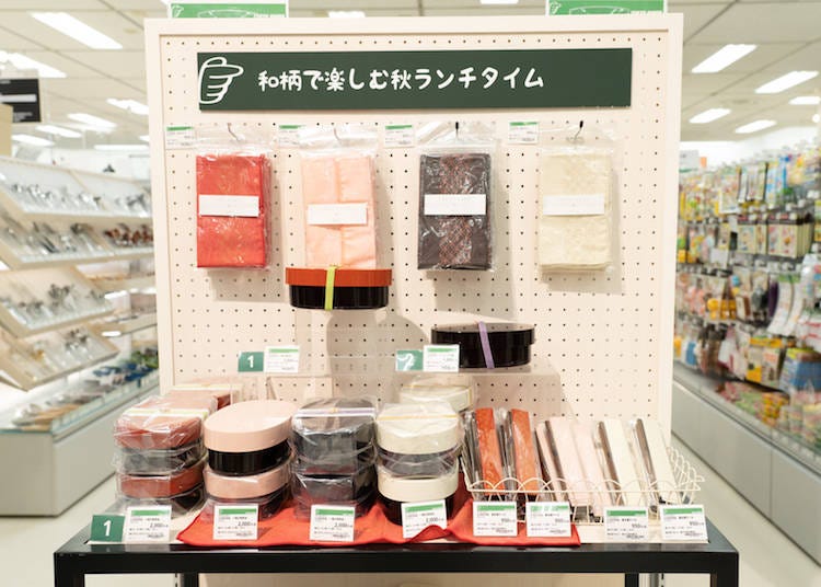 人気ナンバーワンは「縁起が良い」という意味を持つ模様の赤色商品で、ピンク色商品は桜の花模様です。
