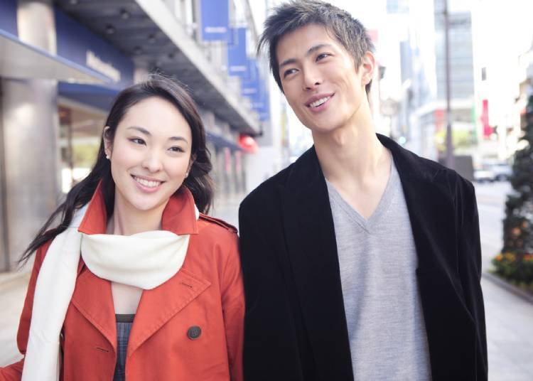 왜 내 등을 툭툭 치지? 가벼운 스킨십을 즐기는 그녀