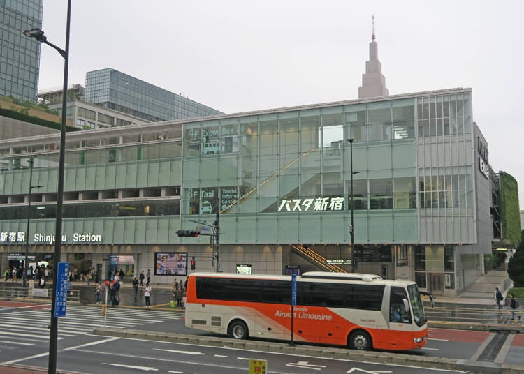 新宿駅の高速バス乗り場、バスタ新宿（Kumiko Hirama / Shutterstock.com）