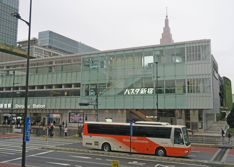 จุดขึ้นลงรถบัสด่วนพิเศษที่สถานีชินจูกุ “Busta Shinjuku”（Kumiko Hirama / Shutterstock.com）