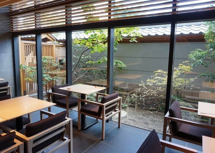 창문쪽 자리에서는 사계절의 변화를 즐길 수 있는 정원을 바라보며 식사를 즐길 수 있다