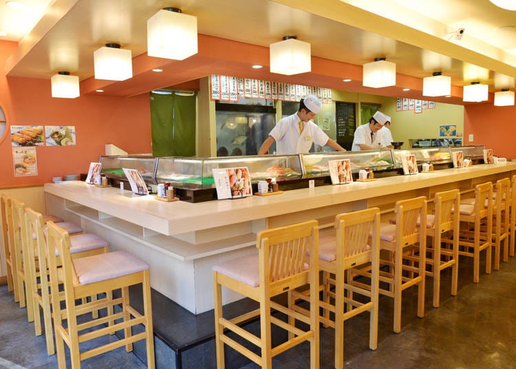 カウンター席もあり、職人が目の前でお寿司を調理する光景を眺めながら料理を楽しめます