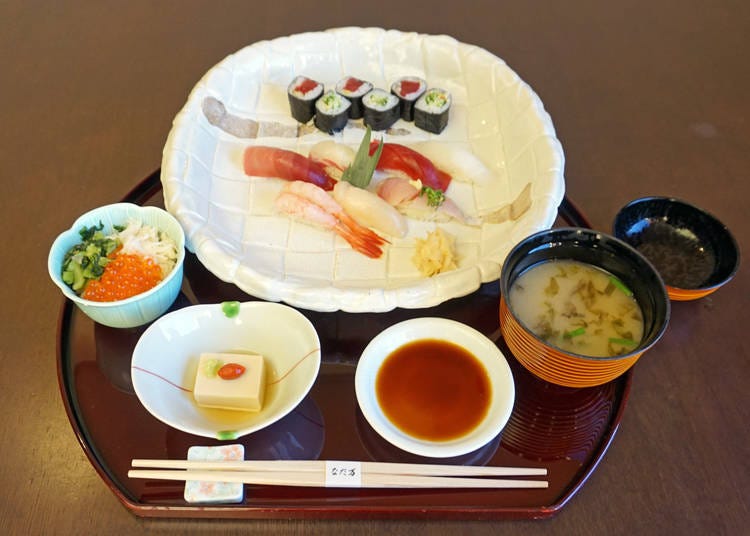 「茜」（含税3388日元）※附开胃菜、寿司卷、味噌汤
