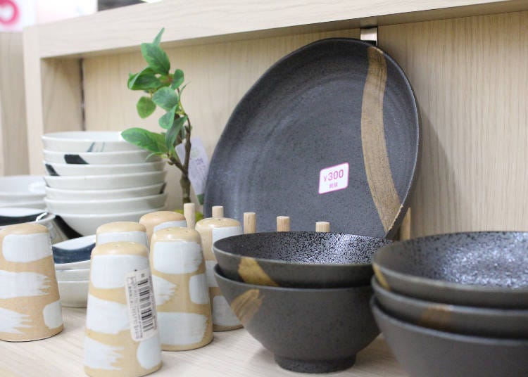 Chic kitchenware, 100-300 yen.