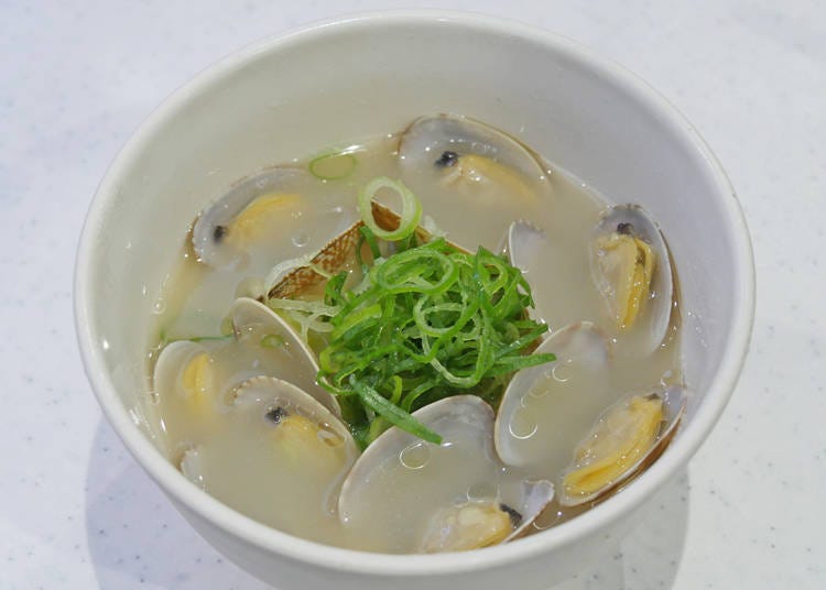 Plenti of umami! Perfect for sushi: “Kai no Shio Ramen” (300 yen + tax)