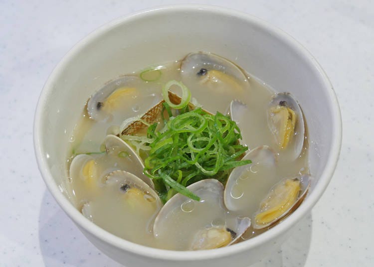 깊은 맛을 한그릇에 담았다! 초밥과 함께 즐기는 ‘조개 소금 라멘’ (300엔+세금)