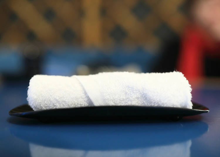 “Don’t be surprised!” Middle-aged men often wipe their faces with “wet towels”