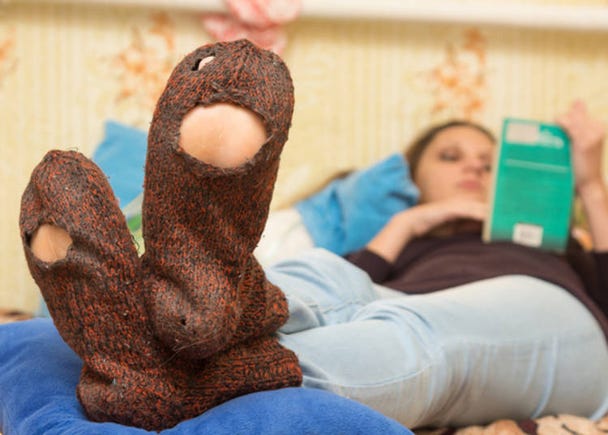 「穴あき靴下に注意!」部屋に上がるときは必ず靴を脱ぐ!