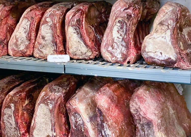 「エンパイアステーキハウス ロッポンギ」の専用熟成庫で熟成中の塊肉