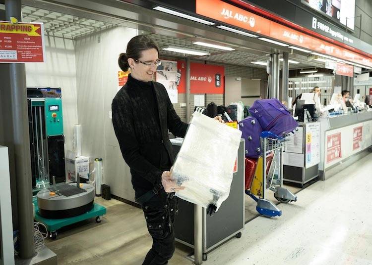 你不可錯過的機場服務4：
透過易碎品裝箱服務來處理隨身行李，別忘了也為你的行李箱進行包膜