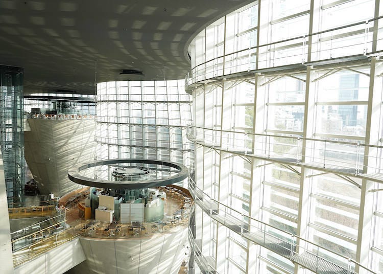 黑川紀章設計的波浪狀玻璃牆和巨大的倒立圓錐體平台。