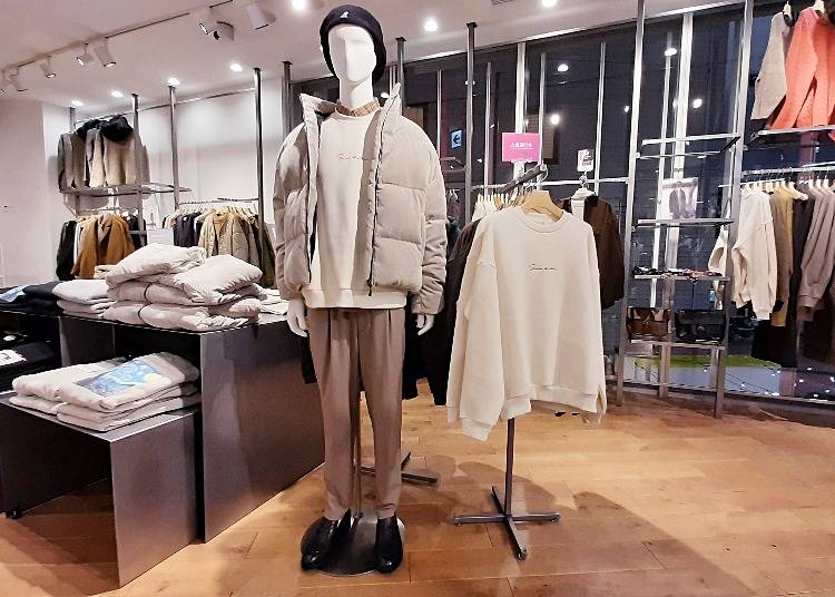 人氣第二名的刺繡大學T不用過多複雜的搭配就很好看