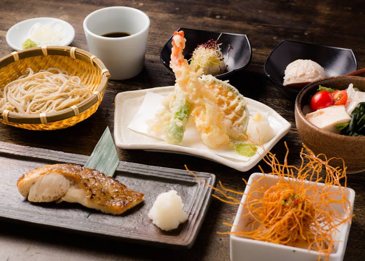 前菜や天ぷらの盛り合わせ、焼き魚（黒むつの西京焼き）がセットになったランチコース（2500円 税込、土・日曜、祝日のみ提供）も人気