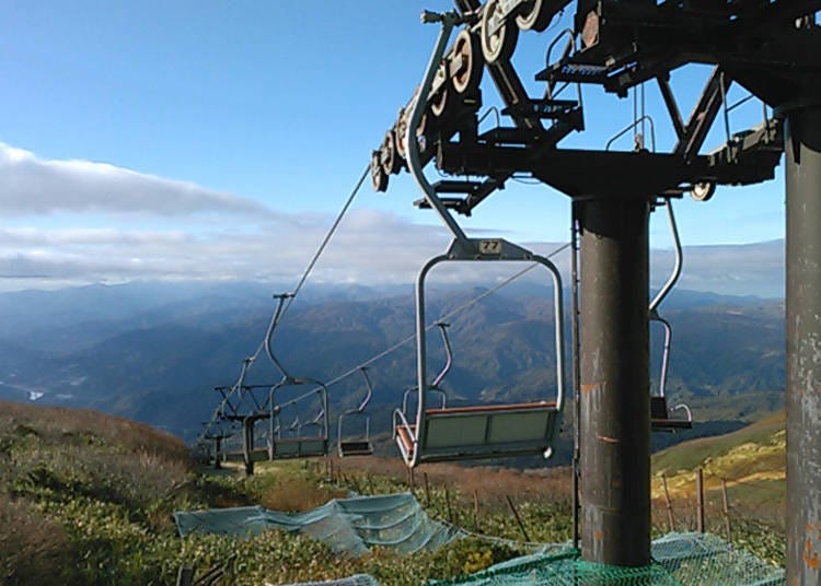 緑に囲まれた「月山スキー場」