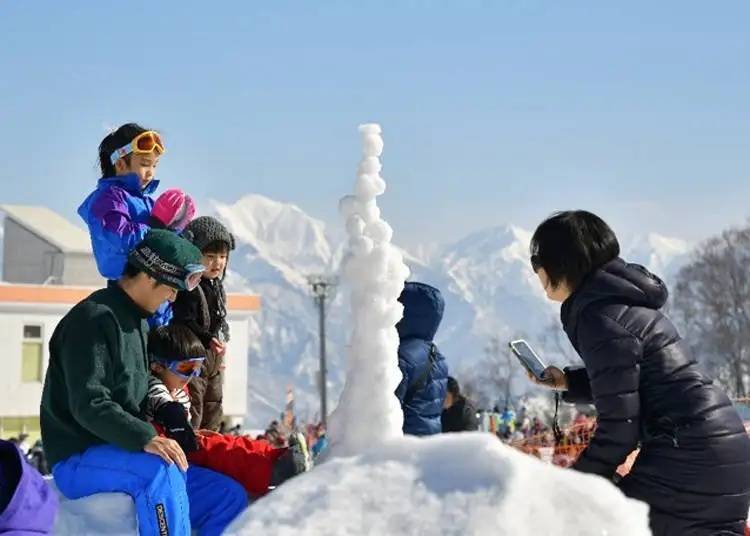 The snow play park is enclosed with netting, so even small children can safely enjoy playing in the snow.