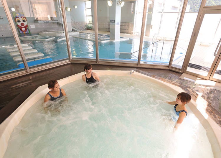 เพลิดเพลินกับอากาศเย็นสบายและสัมผัสฟองน้ำอุ่นๆ ของจากุซซี่กลางแจ้งที่ช่วยผ่อนคลายร่างกายอย่างเต็มที่!