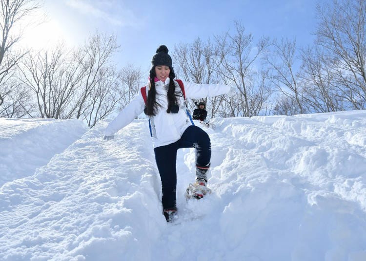 穿上傳統雪鞋踏著粉雪穿梭在這銀白的夢幻世界中
