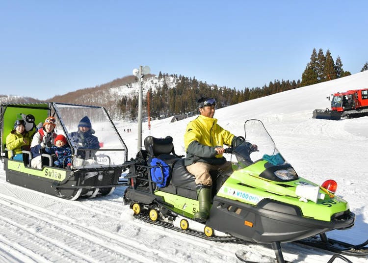 搭乘雪上摩托車拉動的雪橇穿梭在雪原上超暢快